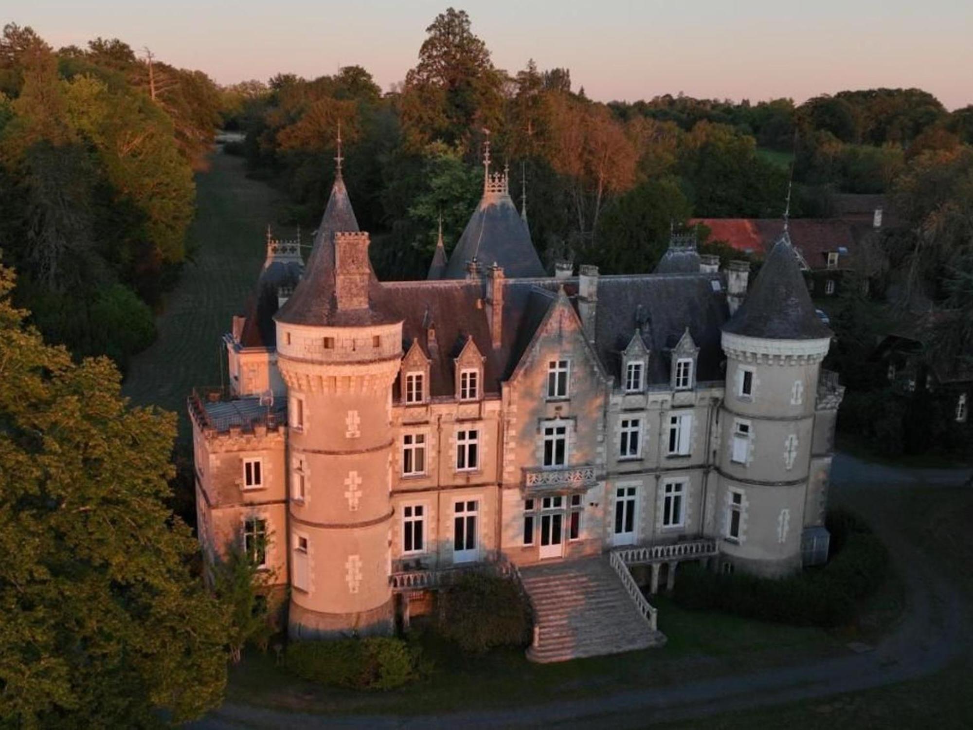 Sejour De Charme Au Chateau Avec Petit-Dejeuner Et Parking - Fr-1-591-705 Cluis ภายนอก รูปภาพ