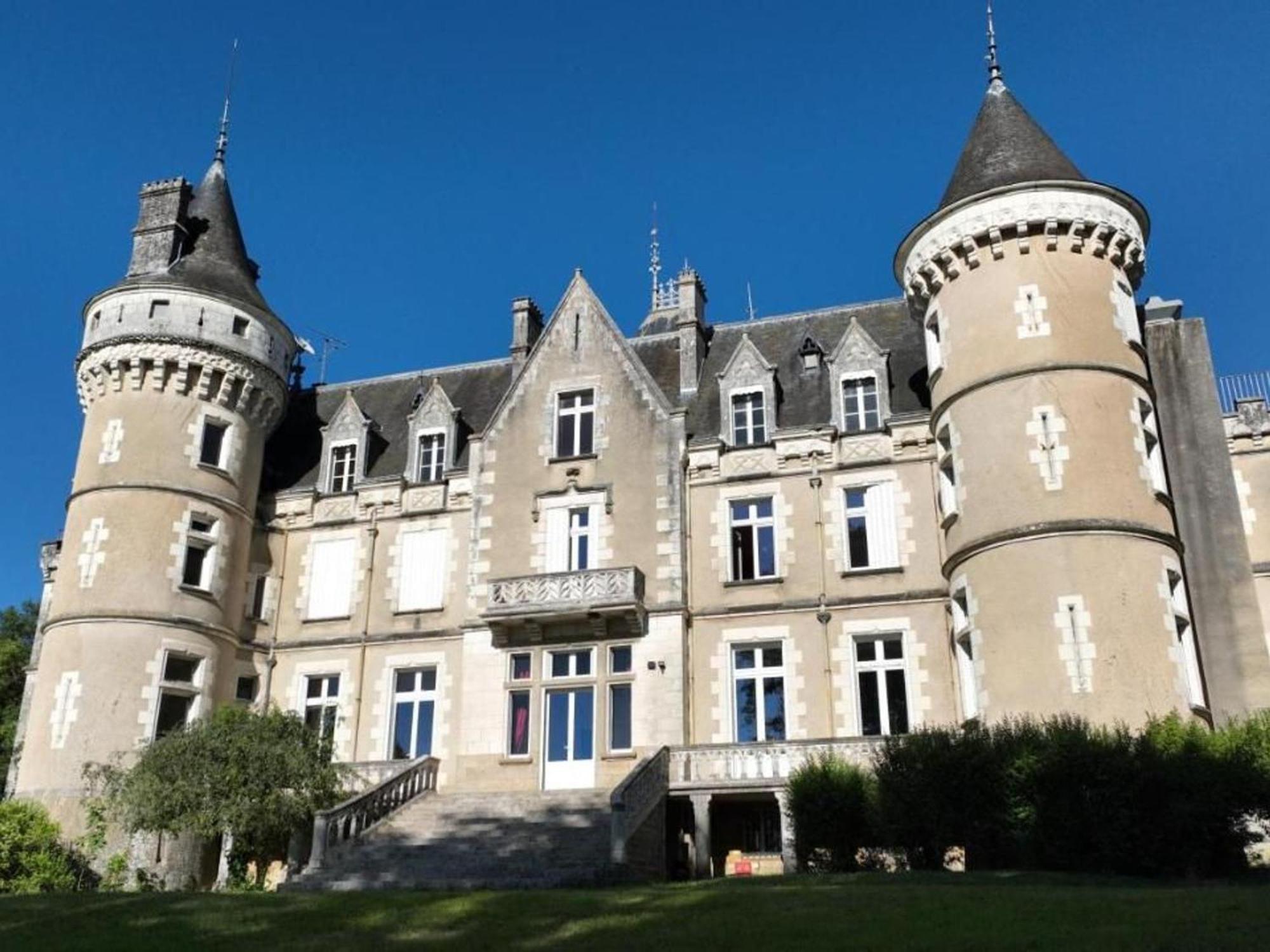 Sejour De Charme Au Chateau Avec Petit-Dejeuner Et Parking - Fr-1-591-705 Cluis ภายนอก รูปภาพ