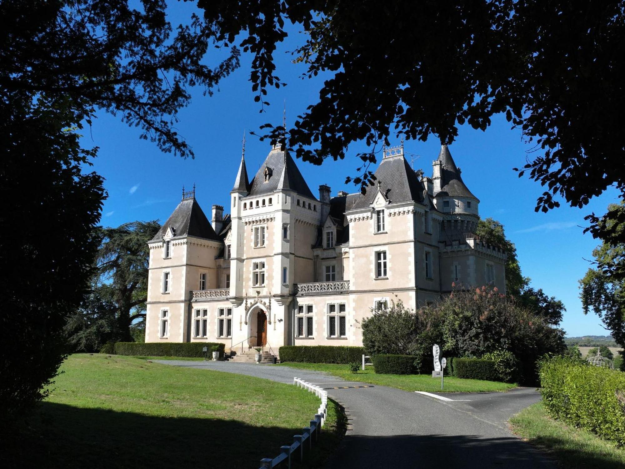 Sejour De Charme Au Chateau Avec Petit-Dejeuner Et Parking - Fr-1-591-705 Cluis ภายนอก รูปภาพ